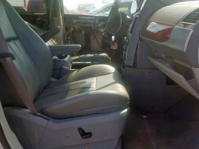 2A8HR54159R626664 - 2009 CHRYSLER TOWN & COU SILVER photo 5