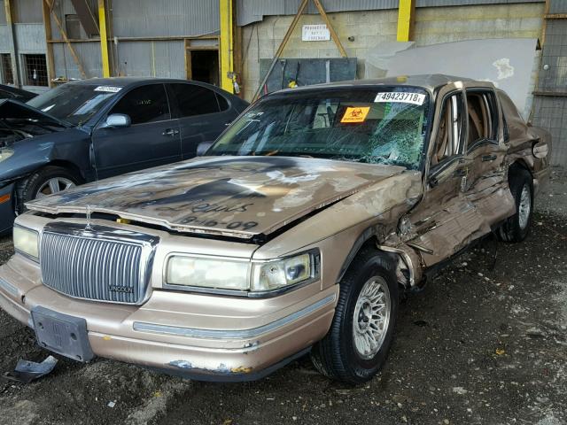 1LNLM81W9TY661238 - 1996 LINCOLN TOWN CAR E TAN photo 2