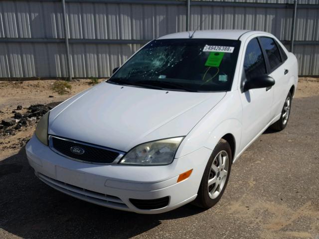 1FAFP34N35W207490 - 2005 FORD FOCUS ZX4 WHITE photo 2