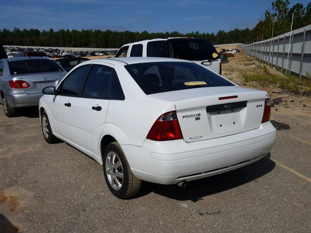 1FAFP34N35W207490 - 2005 FORD FOCUS ZX4 WHITE photo 3