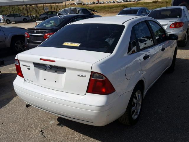 1FAFP34N35W207490 - 2005 FORD FOCUS ZX4 WHITE photo 4