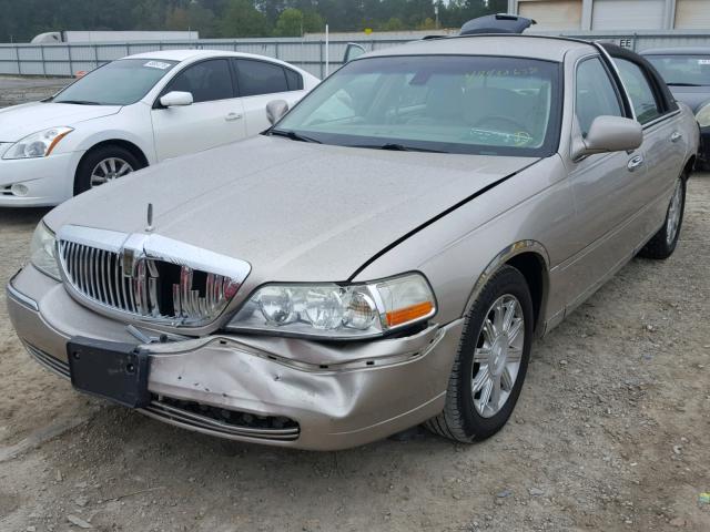 1LNHM82W23Y626898 - 2003 LINCOLN TOWN CAR S BEIGE photo 2