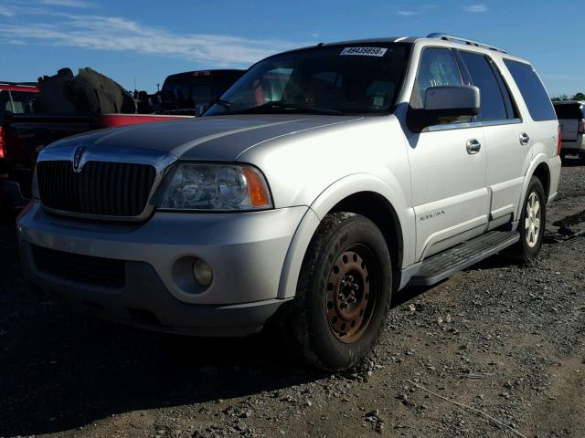 5LMFU27R24LJ24606 - 2004 LINCOLN NAVIGATOR 银色 照片 2