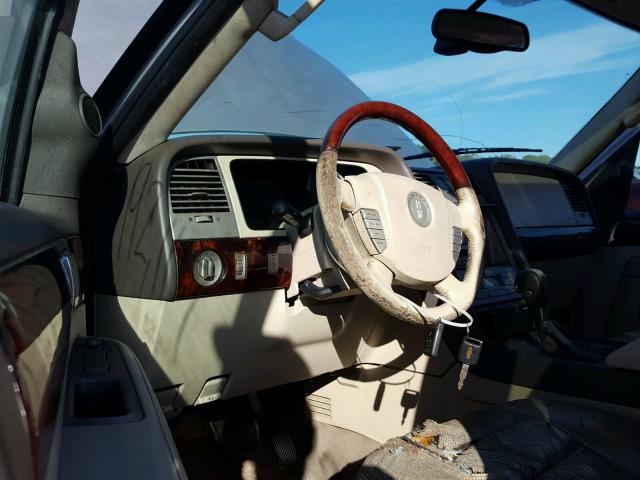 5LMFU27R24LJ24606 - 2004 LINCOLN NAVIGATOR 银色 照片 9