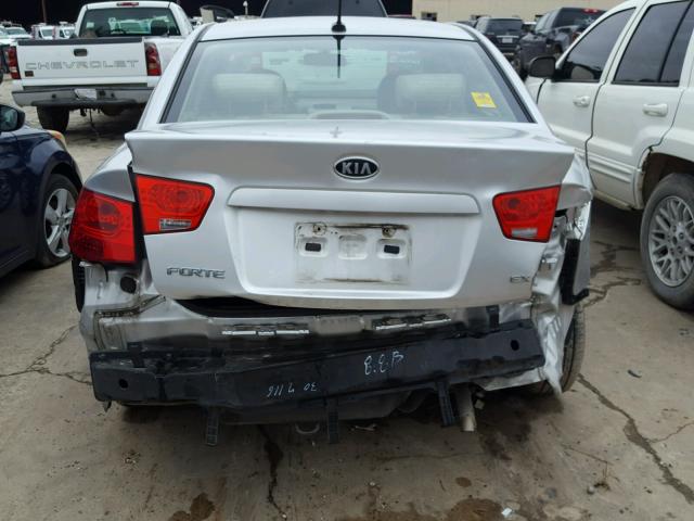 KNAFU4A26D5695354 - 2013 KIA FORTE EX SILVER photo 9