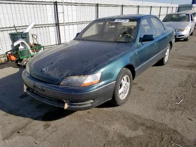 JT8BF12GXT0155245 - 1996 LEXUS ES 300 GREEN photo 2