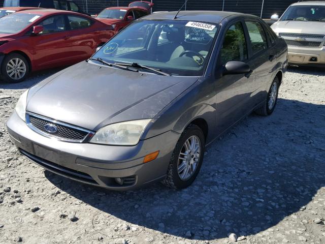 1FAFP34N15W178989 - 2005 FORD FOCUS ZX4 GRAY photo 2