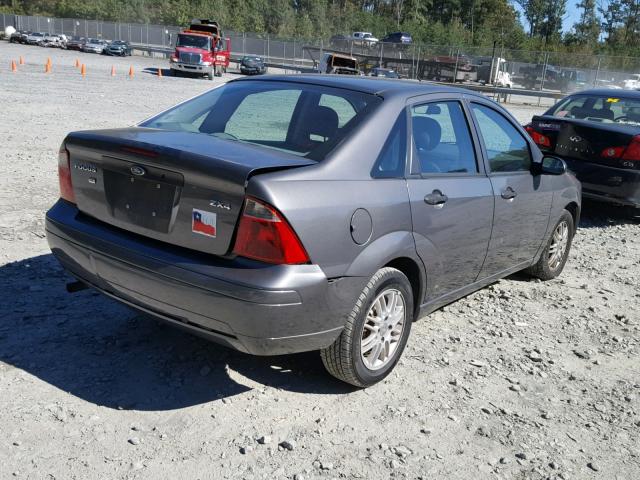 1FAFP34N15W178989 - 2005 FORD FOCUS ZX4 GRAY photo 4