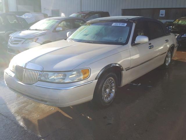 1LNHM83W2YY935843 - 2000 LINCOLN TOWN CAR C CREAM photo 2