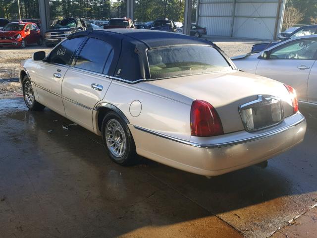 1LNHM83W2YY935843 - 2000 LINCOLN TOWN CAR C CREAM photo 3