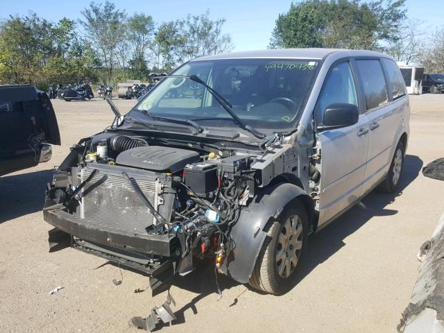 2C4RVAAG8CR120262 - 2012 VOLKSWAGEN ROUTAN S SILVER photo 2