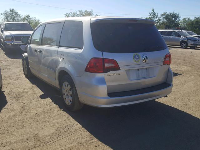 2C4RVAAG8CR120262 - 2012 VOLKSWAGEN ROUTAN S SILVER photo 3