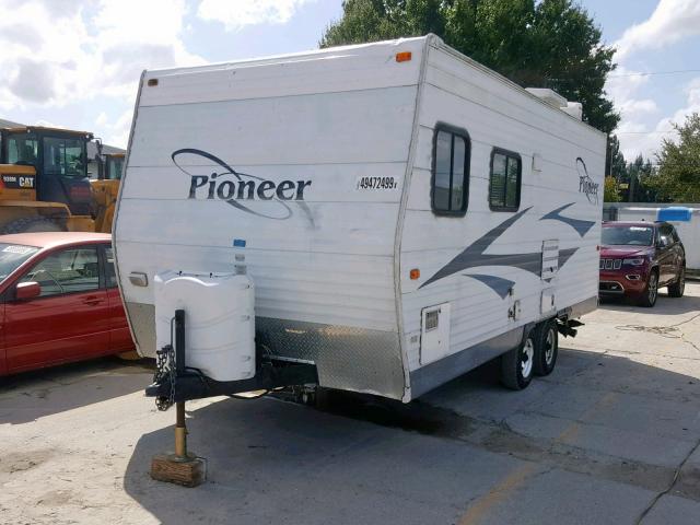 1EB1C182966013244 - 2006 FLEETWOOD PIONEER  WHITE photo 2