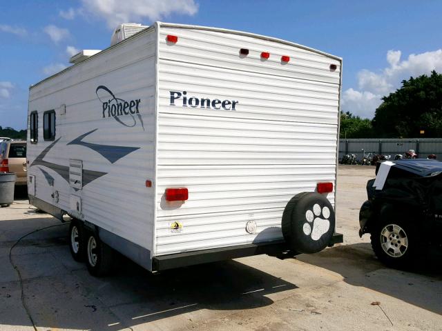 1EB1C182966013244 - 2006 FLEETWOOD PIONEER  WHITE photo 3