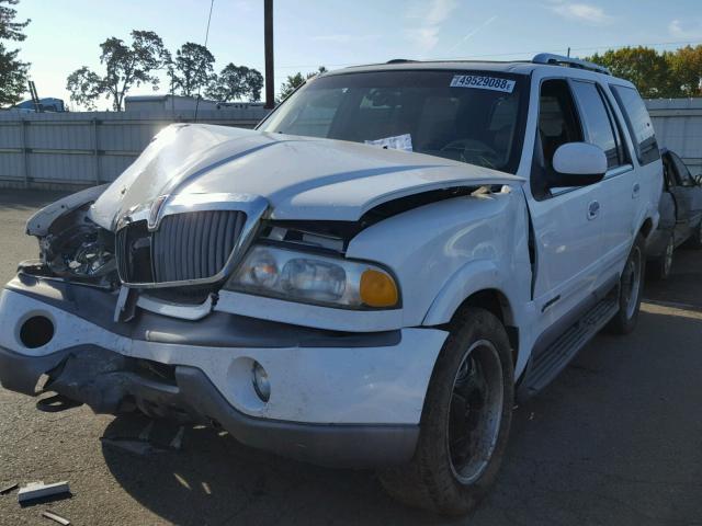 5LMPU28A1XLJ36246 - 1999 LINCOLN NAVIGATOR თეთრი ფოტო 2