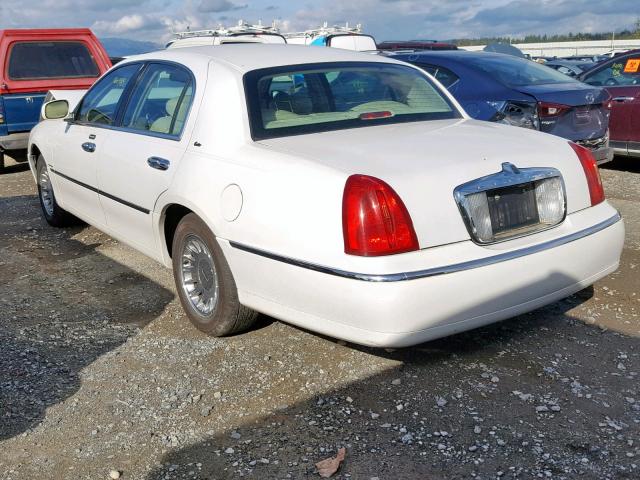 1LNHM83W22Y662538 - 2002 LINCOLN TOWN CAR C WHITE photo 3