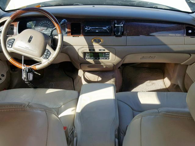 1LNHM83W22Y662538 - 2002 LINCOLN TOWN CAR C WHITE photo 9