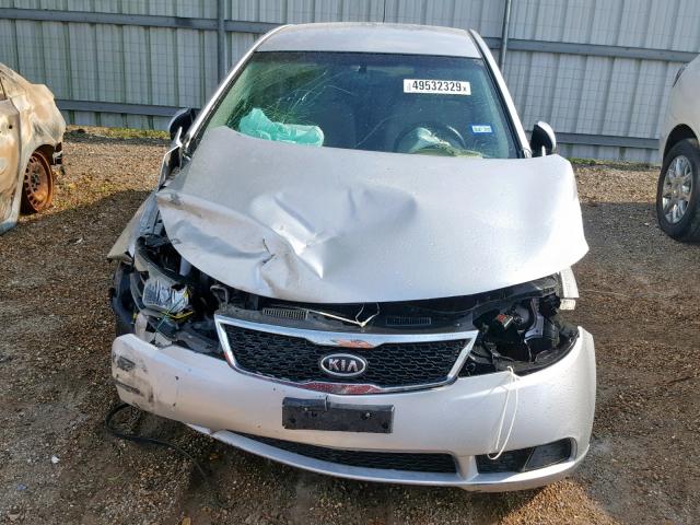 KNAFU4A22B5448992 - 2011 KIA FORTE EX WHITE photo 9