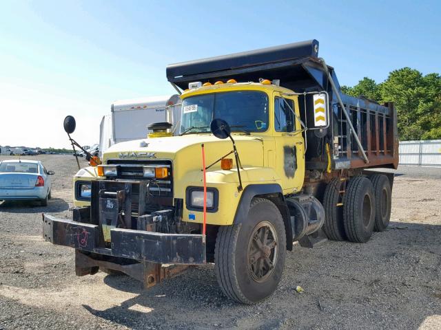 1M2P268C8YM047819 - 2000 MACK RD688SX YELLOW photo 2