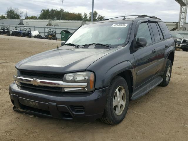 1GNDT13S152370193 - 2005 CHEVROLET TRAILBLAZE CHARCOAL photo 2