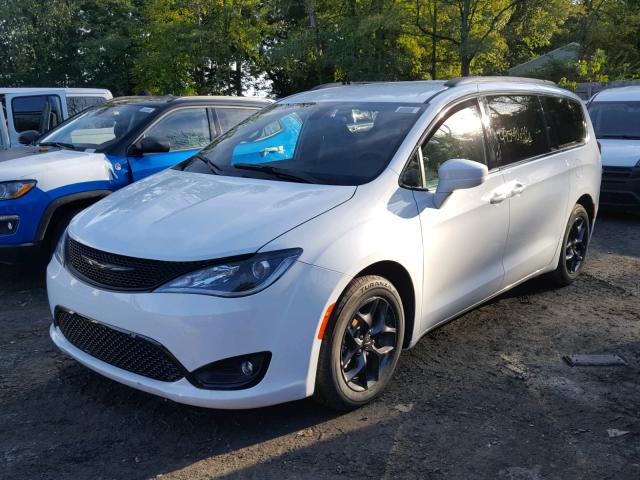 2C4RC1BG5JR362217 - 2018 CHRYSLER PACIFICA T WHITE photo 2