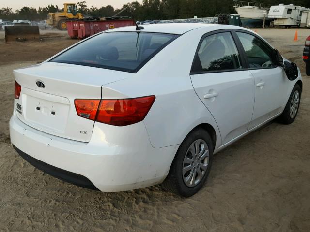 KNAFU4A28D5734025 - 2013 KIA FORTE EX WHITE photo 4