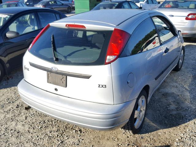 3FAHP31303R107195 - 2003 FORD FOCUS ZX3 SILVER photo 4