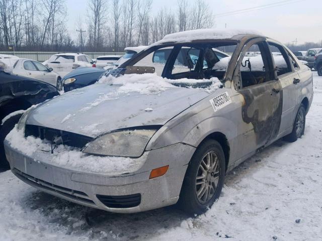 1FAFP34N47W272559 - 2007 FORD FOCUS ZX4 SILVER photo 2