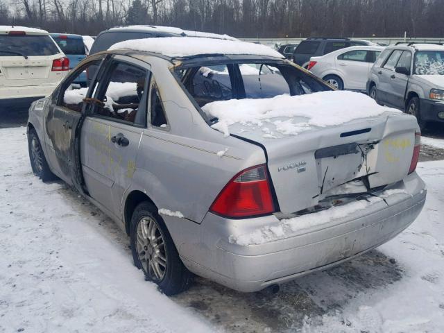 1FAFP34N47W272559 - 2007 FORD FOCUS ZX4 SILVER photo 3