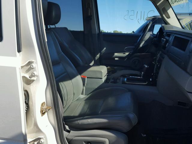 1J8HG48K37C600363 - 2007 JEEP COMMANDER WHITE photo 5