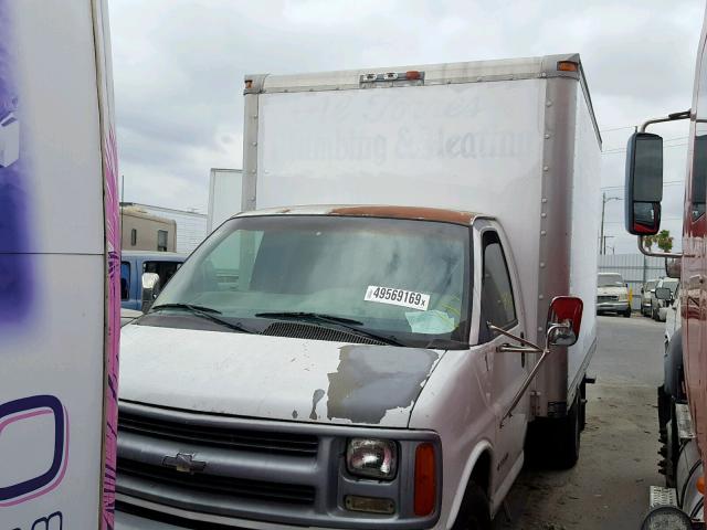 1GBJG31R211243498 - 2001 CHEVROLET EXPRESS CU WHITE photo 2