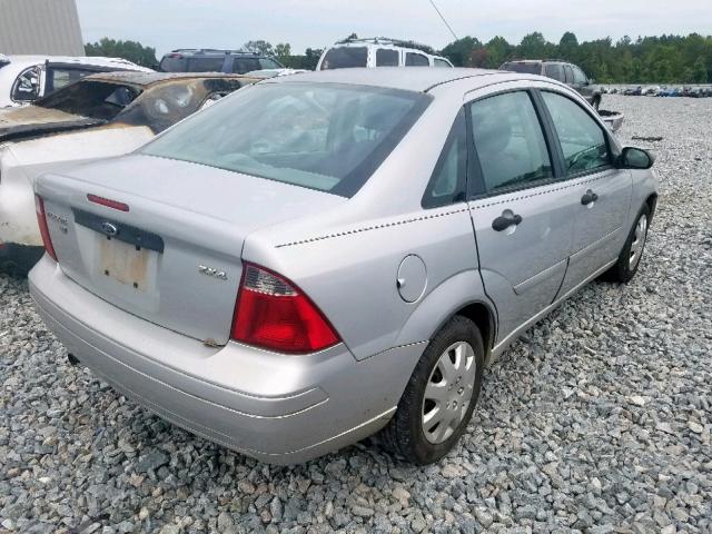 1FAFP34N55W255668 - 2005 FORD FOCUS ZX4 SILVER photo 4