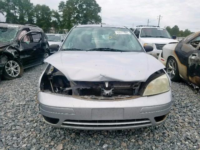 1FAFP34N55W255668 - 2005 FORD FOCUS ZX4 SILVER photo 9