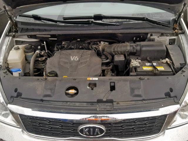 KNDMG4C71B6381497 - 2011 KIA SEDONA LX SILVER photo 7