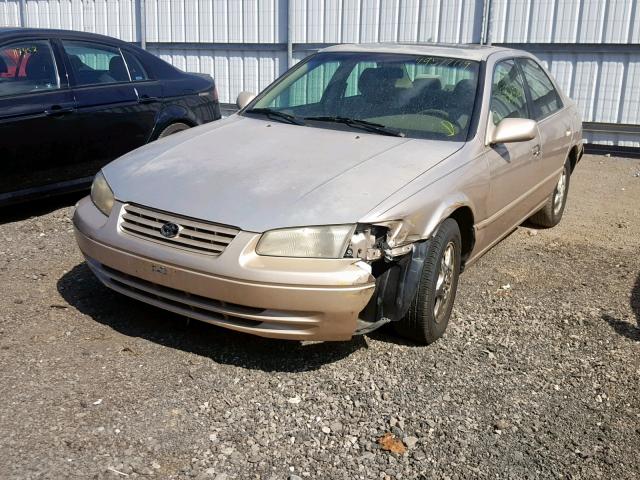 4T1BG22K1WU833429 - 1998 TOYOTA CAMRY CE TAN photo 2