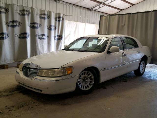 1LNHM83W82Y666805 - 2002 LINCOLN TOWN CAR C WHITE photo 2