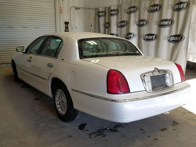 1LNHM83W82Y666805 - 2002 LINCOLN TOWN CAR C WHITE photo 3