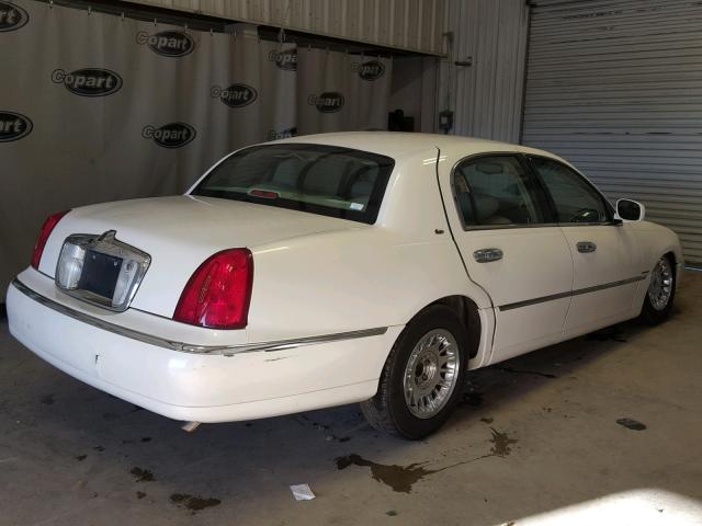 1LNHM83W82Y666805 - 2002 LINCOLN TOWN CAR C WHITE photo 4