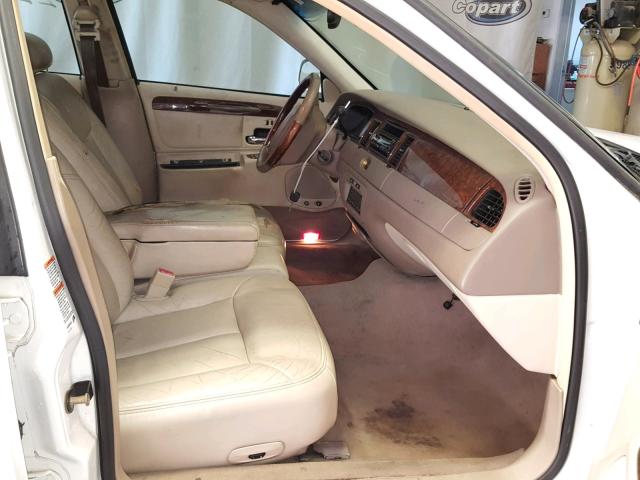 1LNHM83W82Y666805 - 2002 LINCOLN TOWN CAR C WHITE photo 5