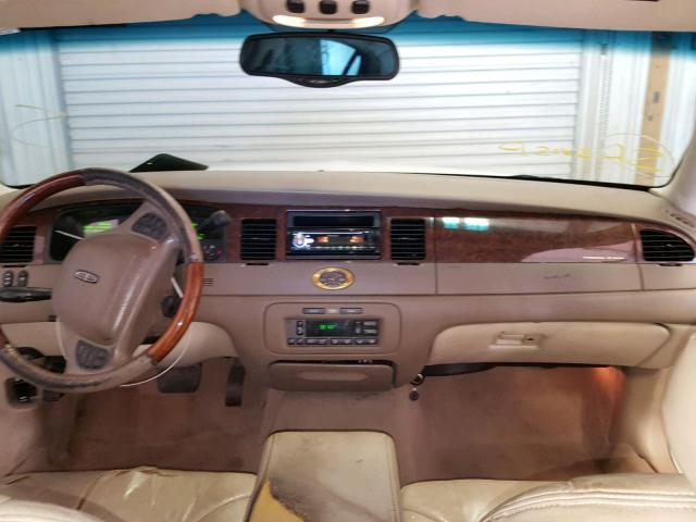 1LNHM83W82Y666805 - 2002 LINCOLN TOWN CAR C WHITE photo 9