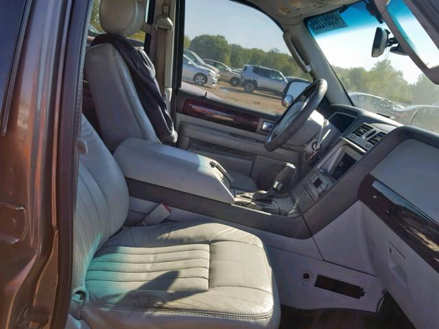 5LMFU28RX4LJ03047 - 2004 LINCOLN NAVIGATOR GRAY photo 5