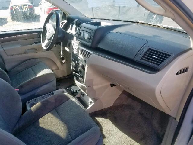 2V4RW4D14AR268417 - 2010 VOLKSWAGEN ROUTAN S WHITE photo 5