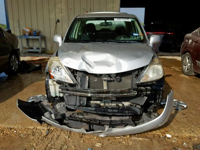 3N1BC11E59L446941 - 2009 NISSAN VERSA S SILVER photo 9