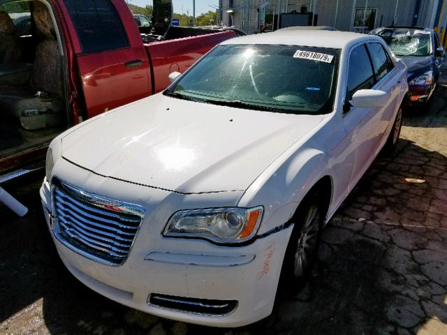 2C3CCAAG1CH105172 - 2012 CHRYSLER 300 WHITE photo 2