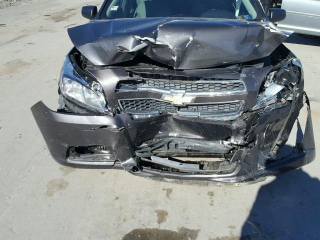 1G11B5SA8DF220418 - 2013 CHEVROLET MALIBU LS ნაცრისფერი ფოტო 9
