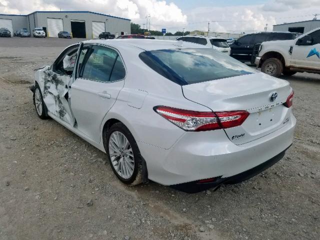 4T1B21HK6JU008009 - 2018 TOYOTA CAMRY HYBR WHITE photo 3