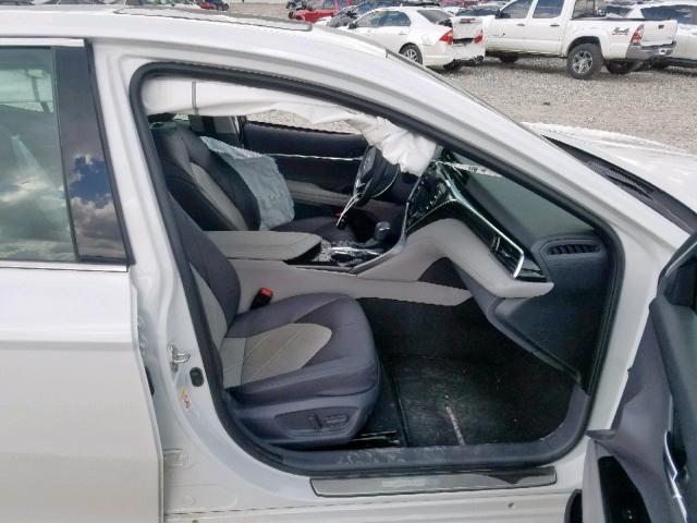 4T1B21HK6JU008009 - 2018 TOYOTA CAMRY HYBR WHITE photo 5