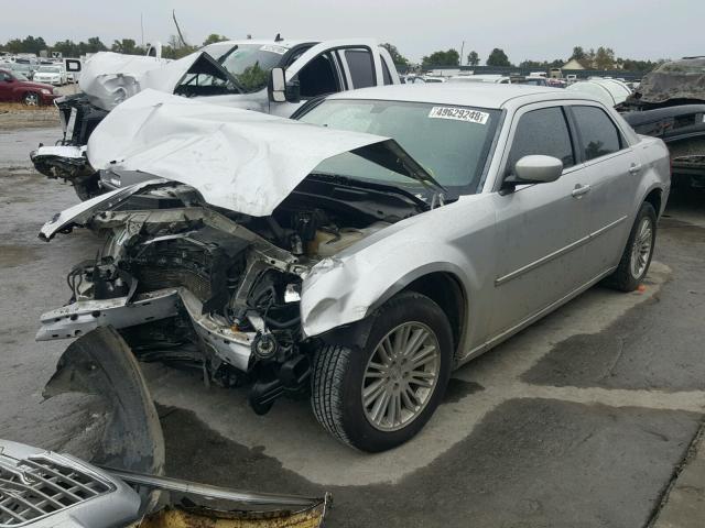 2C3KA53G08H330695 - 2008 CHRYSLER 300 TOURIN SILVER photo 2