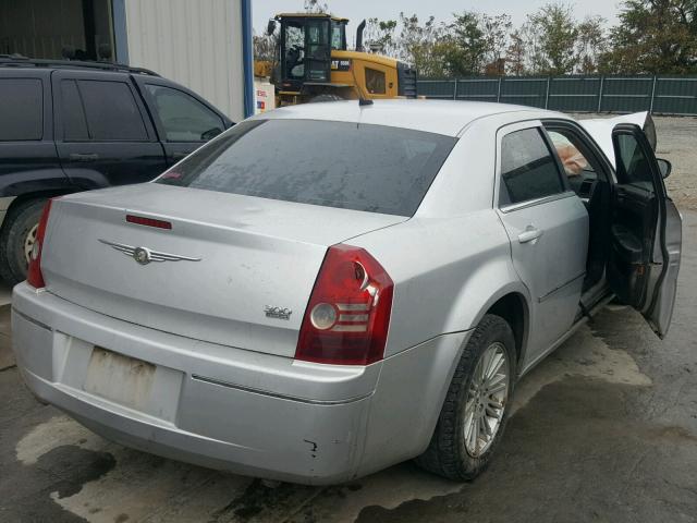 2C3KA53G08H330695 - 2008 CHRYSLER 300 TOURIN SILVER photo 4