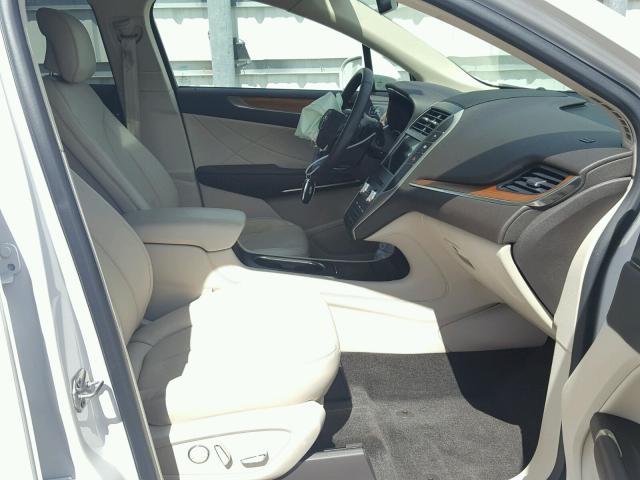 5LMCJ2C95HUL31038 - 2017 LINCOLN MKC SELECT WHITE photo 5